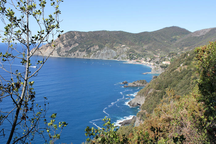 Udsigten oppe fra stien mellem Monterosso og Vernazza. Det er Monterosso, man kan ane i baggrunden.