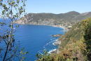 Udsigten oppe fra stien mellem Monterosso og Vernazza. Det er Monterosso, man kan ane i baggrunden.