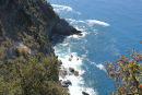 Der er en flot udsigt oppe fra vandrestierne i Cinque Terre. Flere steder går det meget stejlt ned.