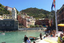 Parti fra havnen i Vernazza. Der var feriestemning i den lille by. Folk badede inde i havnen, uden for var dønningerne for store til, at man kunne svømme i dem.