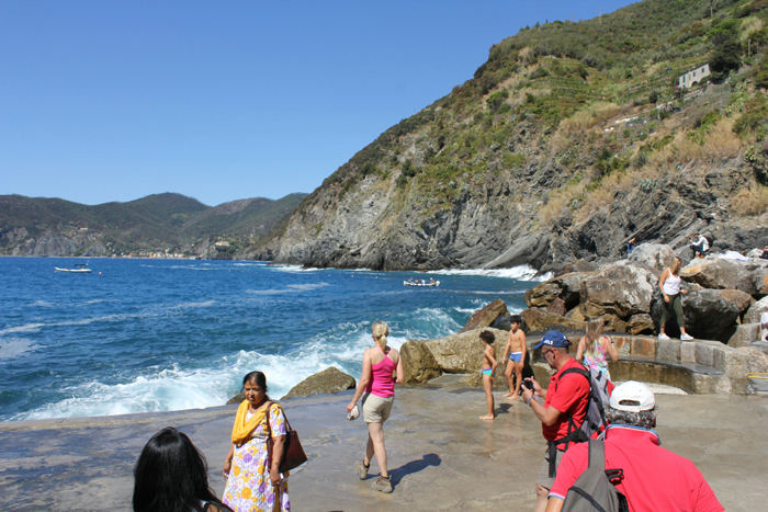 Dønningerne bankede ind mod anløbsstedet i Vernazza. Turbåden, der normalt anløber byen, måtte vende om uden at sætte folk i land eller tage nogle med. De måtte tage toget.