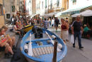 Der er så mange joller i Vernazza, at de ikke kan ligge i havnen, og når vejret er uroligt, kan ingen ligge i havnen. De bliver trukket op i byens gader, som når vi parkerer bilen uden for huset.