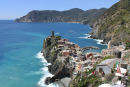 Vernazza set fra syd på turen til Corniglia. Man kan tydelig se, at der stod nogle gevaldige dønninger ind mod klipperne.