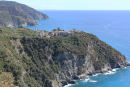 Corniglia, der ligger på toppen af en klippehalvø, har ingen havn. Man kan komme til byen via toget, og så er der en vej, der fører til byen. Der er busforbindelse til byen. 