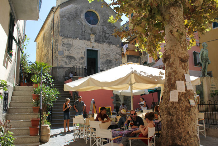 Fra det lille torv i Corniglia, hvor vi fik en forfriskning, inden vi gik ned og tog toget til La Spezia. De sidste to korte strækninger til Manarola og Riomaggiore var lukket på grund af vedligeholdelse.