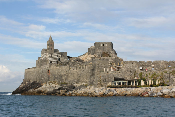 Kirken og fæstningen ved indsejlingen til Portovenere.