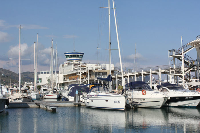 Den kæmpestore og flotte Marina di Loano. Det var lidt af et kontroltårn, de havde bygget. Bygningen under tårnet er et hotel.