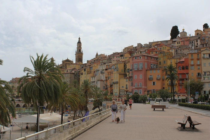 Den første by vi kom til, da vi passerede grænsen mellem Italien og Frankrig, var Menton. En rigtig flot gammel by.