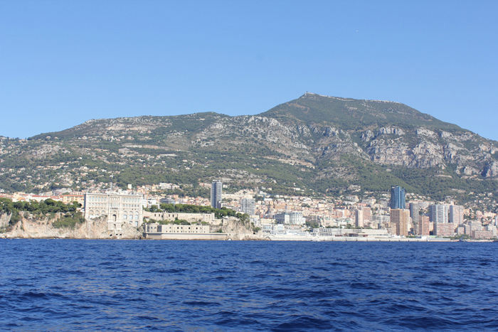 På turen fra Menton til Nice passerede vi Monaco. En imponerende samling højhuse placeret på et meget lille område.