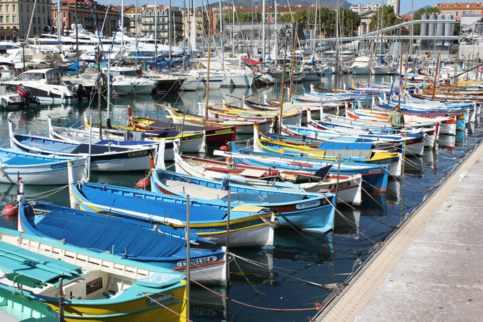 En farvestrålende samling joller i havnen i Nice. 