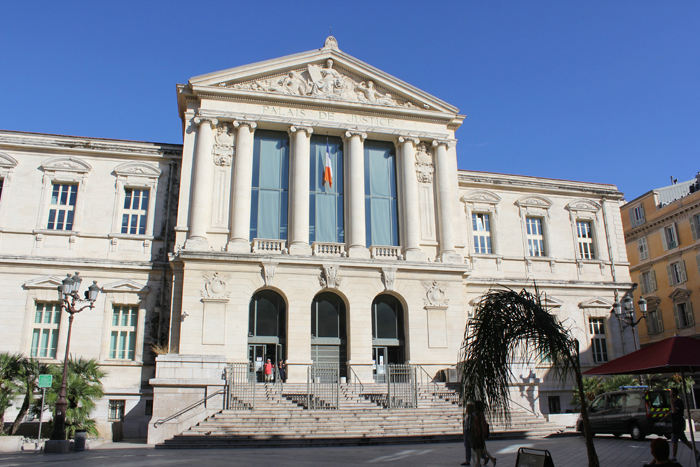 Den imponerende retsbygning i Nice.  