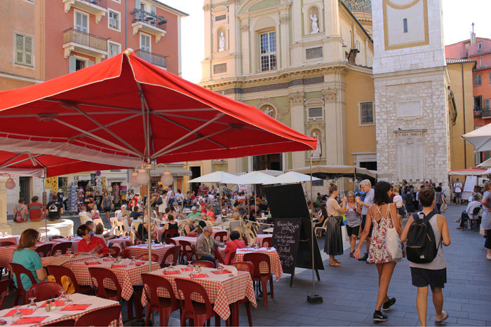 Pladsen foran domkirken i Nice. Domkirken set i baggrunden. Lidt andet end i Istanbul, hvor der ikke må nydes alkohol, hvis man kan se en moske fra restauranten.