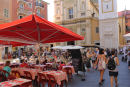 Pladsen foran domkirken i Nice. Domkirken set i baggrunden. Lidt andet end i Istanbul, hvor der ikke må nydes alkohol, hvis man kan se en moske fra restauranten.
