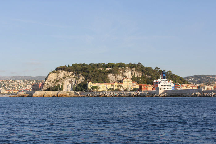 Klippen med Colline du Château på toppen set ude fra vandet, da vi forlod Nice og fortsatte vor tur vest på.