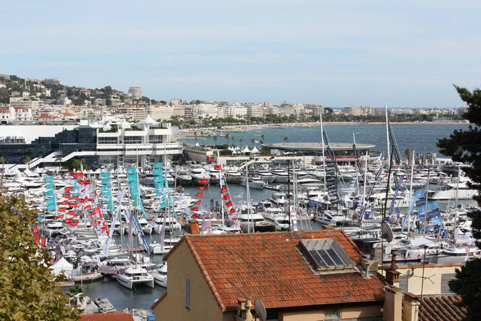 Udsigten oppe fra den gamle bydel i Cannes og ned over bådudstillingen.