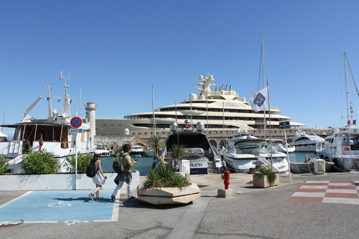 M/S Dilbar, der var verdens største lystyacht på det tidspunkt. Den er 157 m (512 fod) lang, har plads til 40 gæster i 20 gæstekahytter og 35 kahytter til den 80 + store besætning. Her fotograferet i Antibes. 