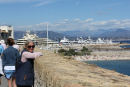 Skipperinden nyder udsigten fra den gamle bymur ud over badestranden i Antibes og med millionærkajen med de enorme lystbåde i baggrunden.