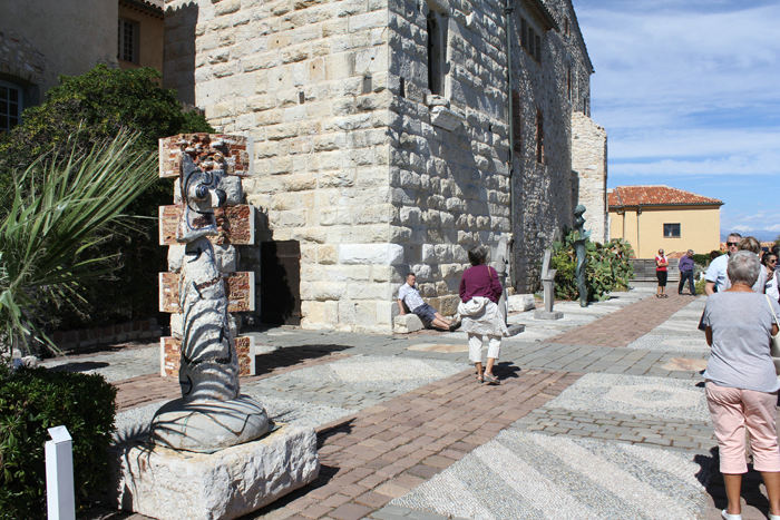 Gården uden for Picasso museet i Antibes. Her var udstillet flere skulpturer. I forgrunden en Miro.