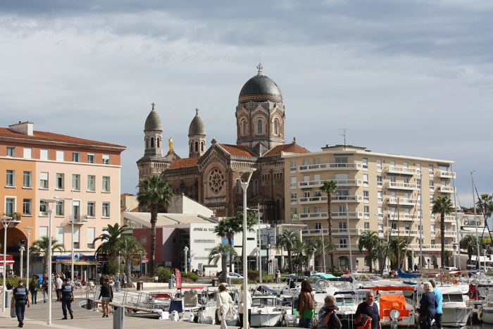 Den store kirke i Saint Raphael set nede fra den gamle havn i byen.