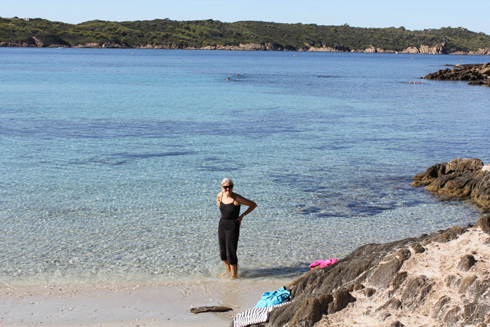 Der var en lille badestrand på sydsiden af Ile de Port-Cros. Man kunne komme til stranden ad små stier gennem bevoksningen. En tur på ca. 45 min.