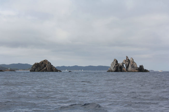 De flotte klipper, Rochers des Medes ou des Deux Freres, på nordøstspidsen af Ile de Porquerolles. De er et yndet udflugtsmål for turbådene fra havnen på Ile de Porquerolles.