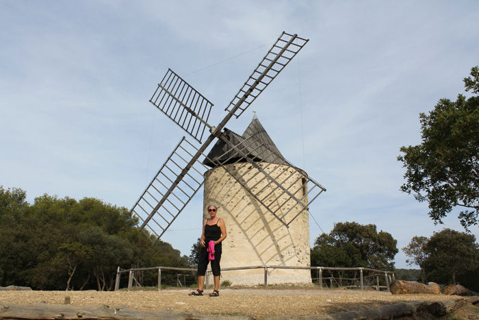 Skipperinden foran Moulin du Bonheur på Ile de Porqurolles. 