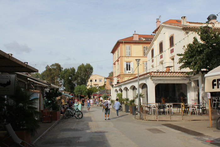 Rue de la Ferme på Ile de Porqurolles. Hovedgaden på øen.