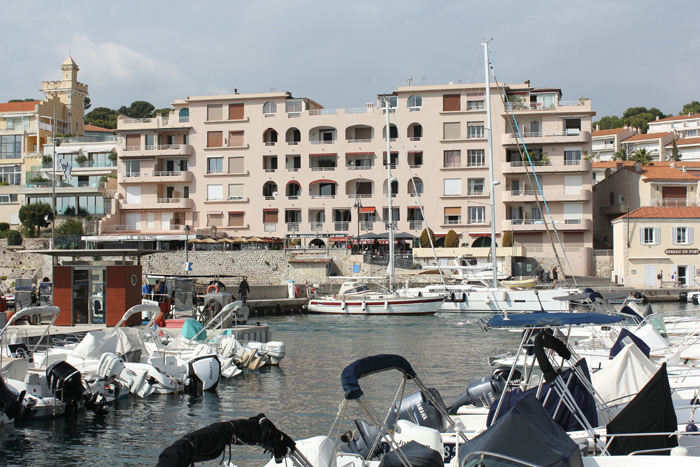 Nausikaa fortøjet i Cassis. Det er et af de steder, man skal bestille plads, hvis man vil overnatte. Det havde vi gjort, men havde åbenbart kontaktet en forkert havnefoged. De påstod i hvert fald, at vi ikke havde reserveret en plads. 