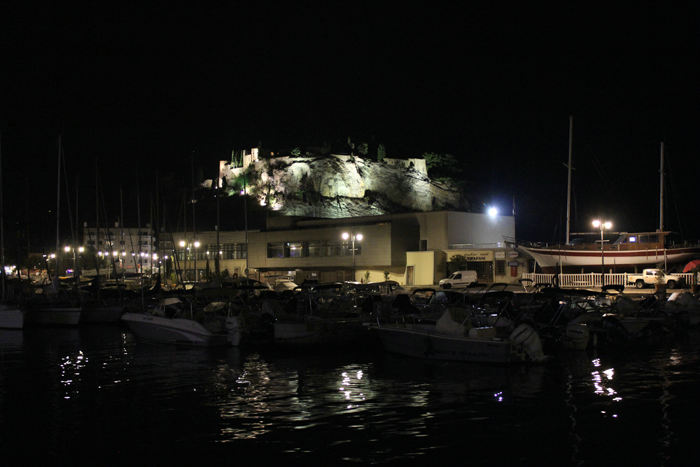 Udsigten fra Nausikaa om aftenen i Cassis. Le Château, der ligger tæt på havnen, var flot belyst.