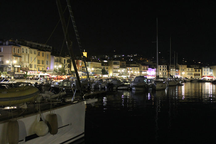 Aftenstemning i Cassis’ havn, set fra cockpittet på Nausikaa.