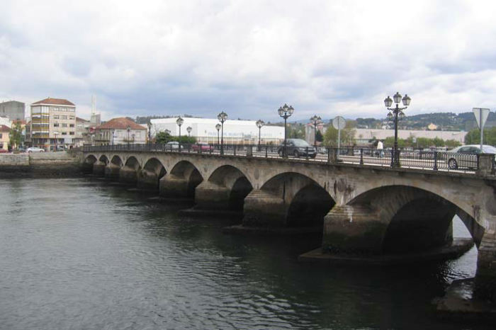 Her er vi i Pontevedra ved broen over Rio Lérez. Byen giver navn til den fjord, den ligger inde i og består af mange små pladser og gader med mange minder fra romertiden. 