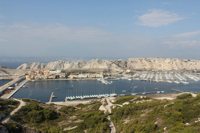 Udsigten ned over Port du Frioul oppe fra den gamle fæstning. Port du Frioul ligger mellem øerne Ile de Ratonneau og Ile Pomegues. Det er en meget stor marina. Det må være folk fra Marseille, der har deres båd liggende herude.