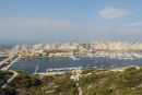 Udsigten ned over Port du Frioul oppe fra den gamle fæstning. Port du Frioul ligger mellem øerne Ile de Ratonneau og Ile Pomegues. Det er en meget stor marina. Det må være folk fra Marseille, der har deres båd liggende herude.