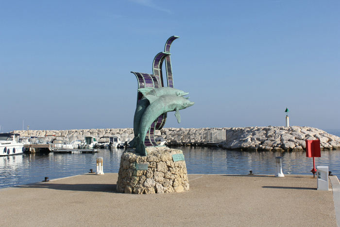 En statue ved indsejlingen til Sausset-les-Pins. ’Bølgerne’ er lave af farvet glas, rigtig flot når solen skinnede igennem.