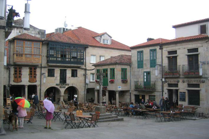 Plaza de Leña – med dens mange restauranter, typisk for Pontevedra. Vi smagte Empanadas con calamares, en specialitet i Galicien.