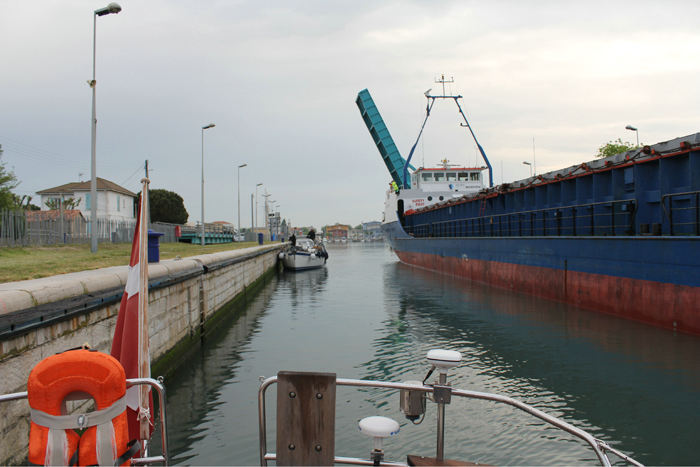 Slusen i Port Saint Louis, der sluser os fra Middelhavet og ind på Rhône floden. Vi blev kun løftet ca. 20 cm. I baggrunden ligger Buena Vista fra Ebeltoft.