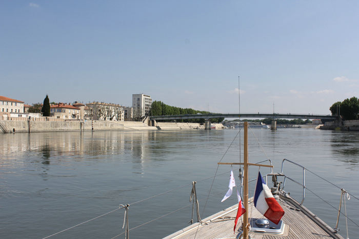 Den første større by vi kom til var Arles. Her fik vi for alvor strømmen at mærke, men det skulle blive meget værre. Der var desværre ingen mulighed for at lægge til i Arles. 