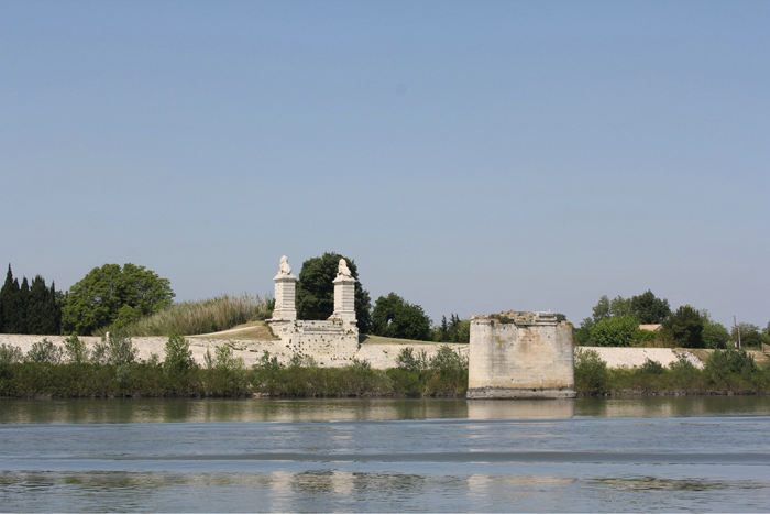 Resterne af en gammel bro i Arles. Gæstepontonen i Arles blev skyllet bort for mange år siden ved et kraftigt højvande, og er ikke blevet etableret igen. 