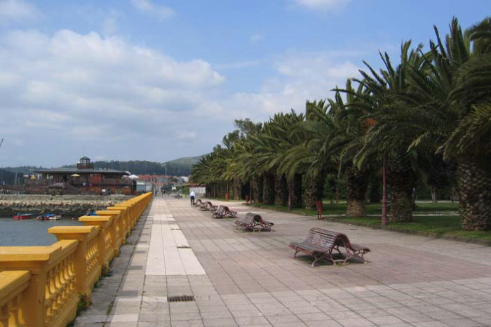 Havnepromenaden i Vilagarcia. Hver eneste by i Nordspanien har mange smukke, rekreative områder, hvor indbyggerne kan nyde enten at være sammen eller dyrke motion.