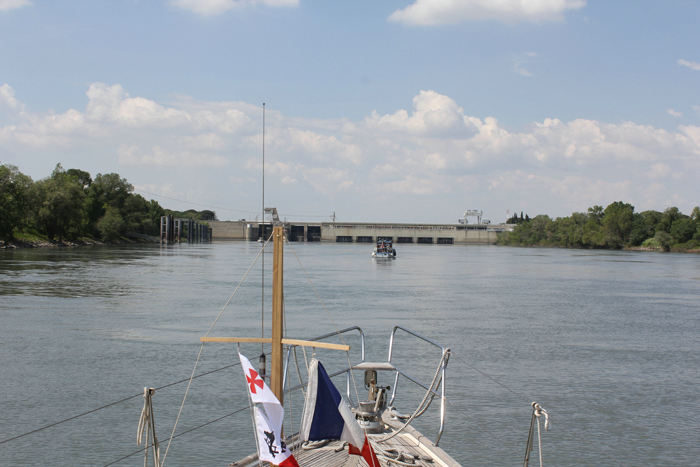 Slusen Beaucaire lige efter Tarascon. Den første af 13 sluser på Rhône. Sluserne er bygget i forbindelse med et vandkraftværk. Vi blev løftet 15,5 meter.  
