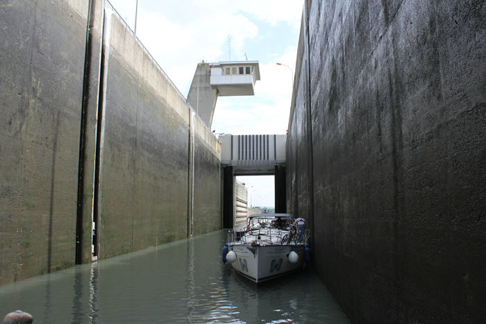 Fortøjet inde i Beaucaire slusen og venter på, at portene bag os skal lukke. Bag os ligger Papillon V fra Hvalpsund. Vi blev løftet 15,5 meter. 