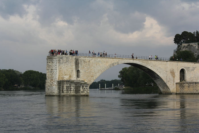 Den gamle berømte halve bro – Pont Saint Bénezet i Avignon. Det er et af de steder, turister skal besøge, når de er i Avignon, og den var godt besøgt, da vi sejlede forbi. 4 € for at komme ud på broen. 