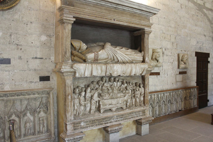 Lidt mere fra Pavepaladset i Avignon. Der er flere sarkofager med de paver, der har været i Avignon.   