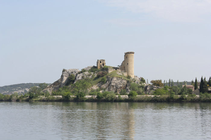 Ruinen af Château de l´Heres, der ligger lige ud til Rhone floden. 