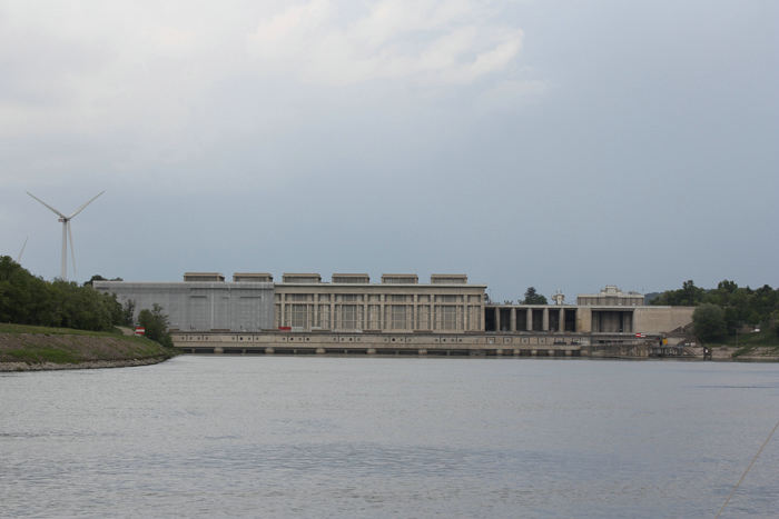 Kraftværket ved Bolléne slusen, det største af værkerne på Rhône. Det blev indviet i 1952 og leverede på det tidspunkt 3 milliarder kW pr. år.