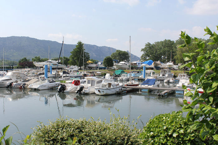 En af de få marinaer langs Rhône var Valence. Der var et skilt med 1,60 m. ved indsejlingen, men det var kun tæt på tangen ind til marinaen. 20 meter derfra havde vi 2,70 m. Fin marina.