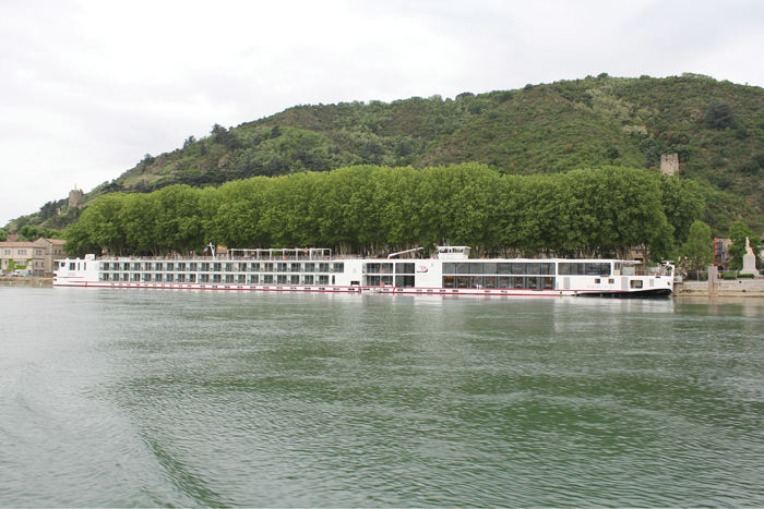 Der er et utal af flydende hoteller på Rhône floden. Pæne er de ikke, man kan næsten ikke kalde dem skibe. De er ca. 190 m lange og bygget, så de fylder sluserne helt ud.