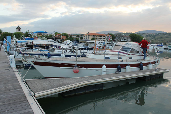 Nausikaa fortøjet i den fine marina i Roches-de-Condrieu. Her var alle faciliteter.