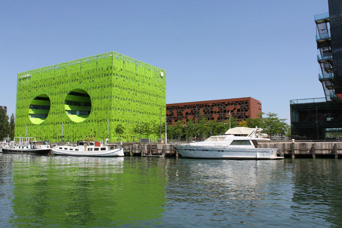 Endelig nåede vi Lyon og sejlede ind på Saône. Her den nye bydel Confluence med dens helt specielle arkitektur. Vi gik ind til den nye marina Confluence, hvorfra vi ville opleve Lyon.. 