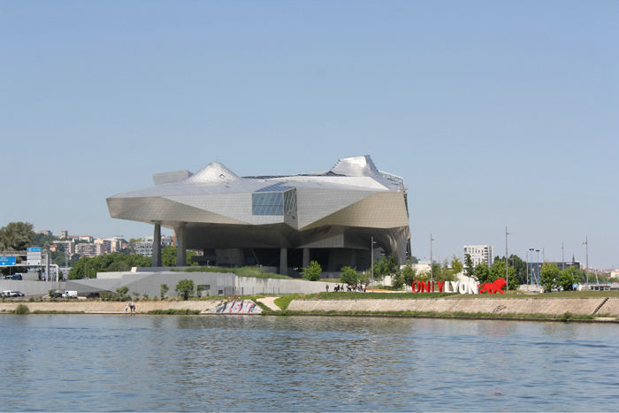 Musée des Confluences set ude fra Saône. Museet ligger der, hvor Rhône og Saône mødes. Arkitektonisk et meget spændende byggeri. Vi besøgte museet, og det var absolut et besøg værd. 